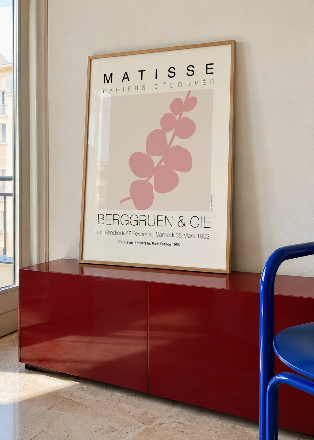 Matisse Single Leaf Pink - Framed poster in an interior