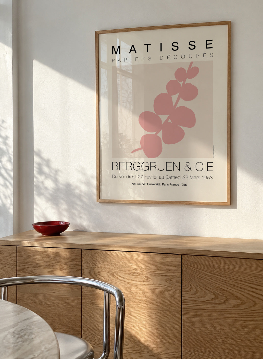 Matisse Single Leaf Pink - Framed poster in an interior