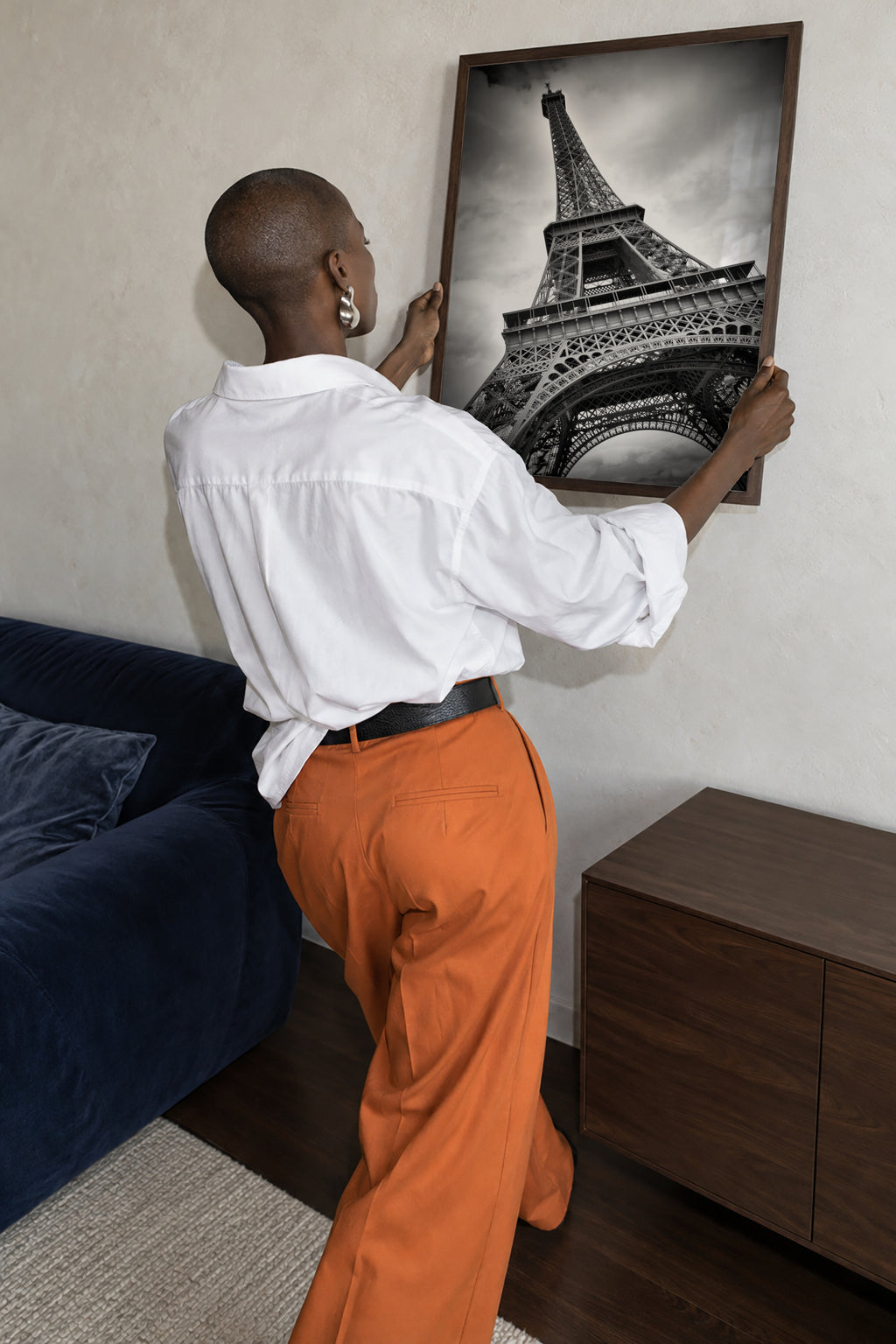 Eiffel Tower DYNAMIC - Framed poster in an interior