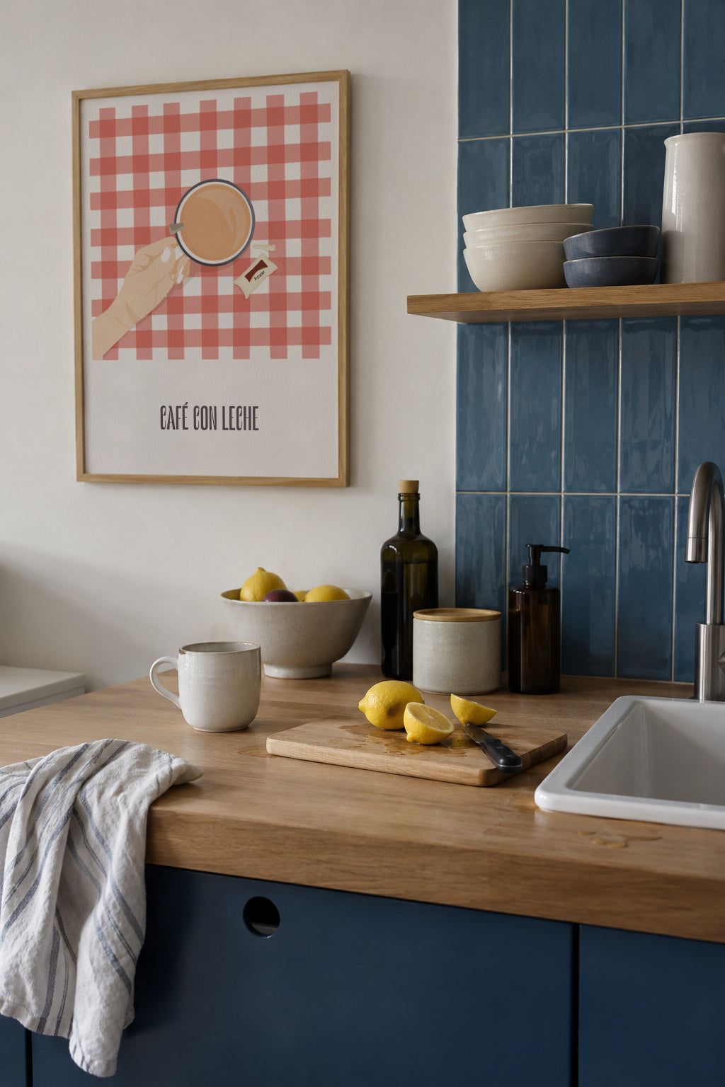 Café con leche - Framed poster in an interior