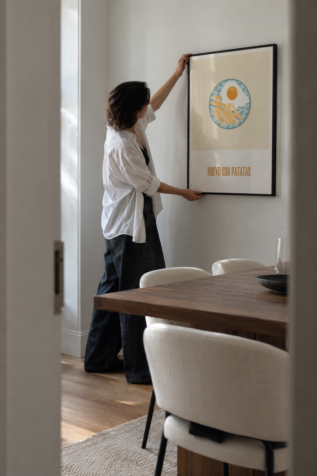 Huevo con patatas - Framed poster in an interior