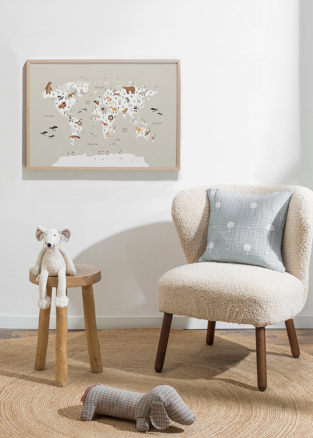 Mapa con animales beige - Framed poster in an interior
