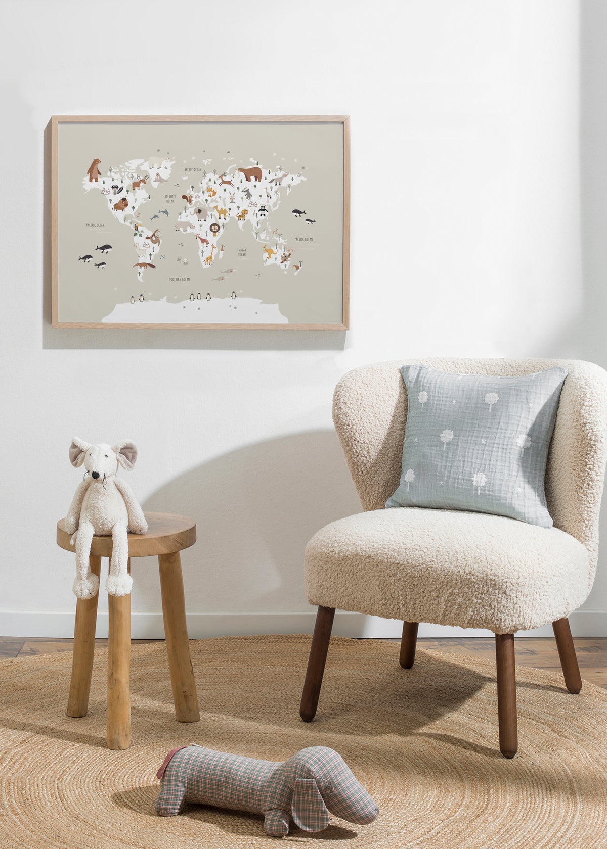 Mapa con animales beige - Framed poster in an interior