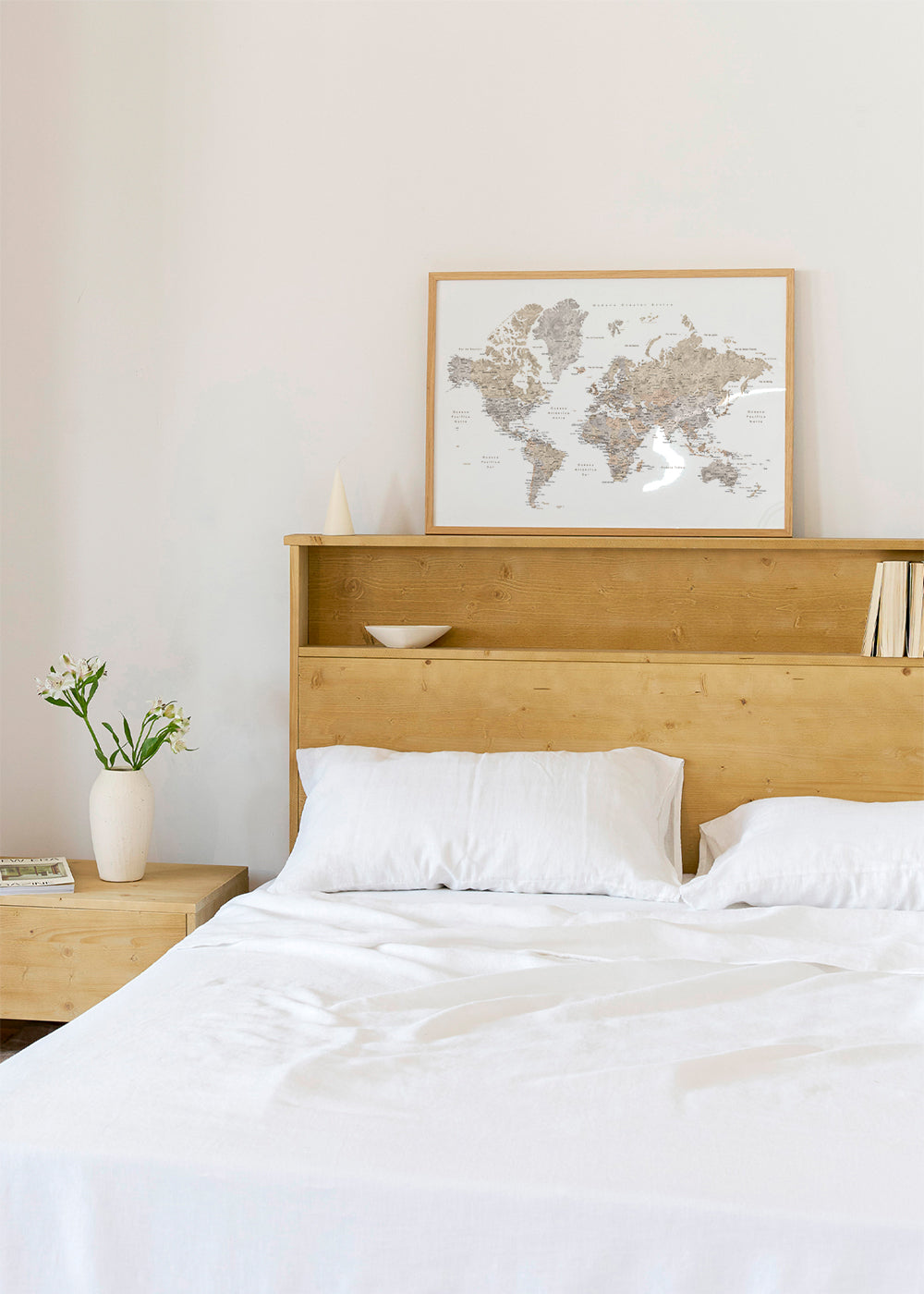 Detailed taupe watercolor world map with labels in Spanish, Abey