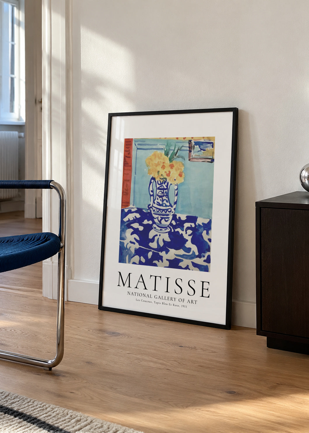 Henri Matisse Les Coucous, Tapis Bleu Et Rose, 1911 - Framed poster in an interior