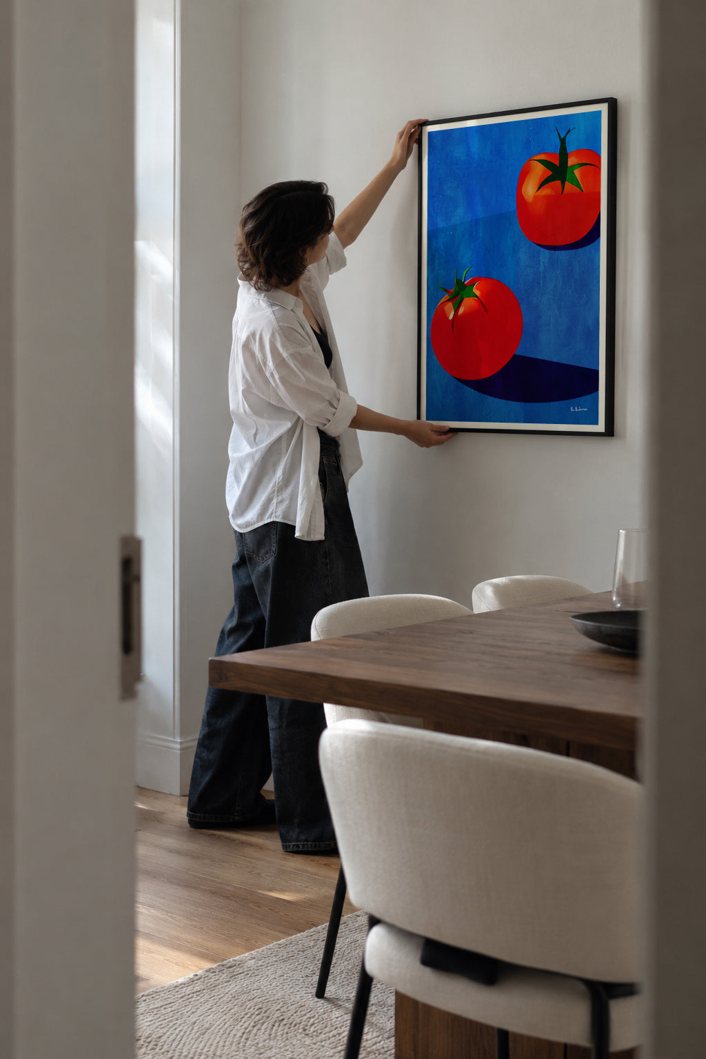 Deux Tomates - Framed poster in an interior