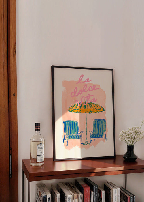 Ilustración La Dolce Vita con sombrilla y sillas – Product1