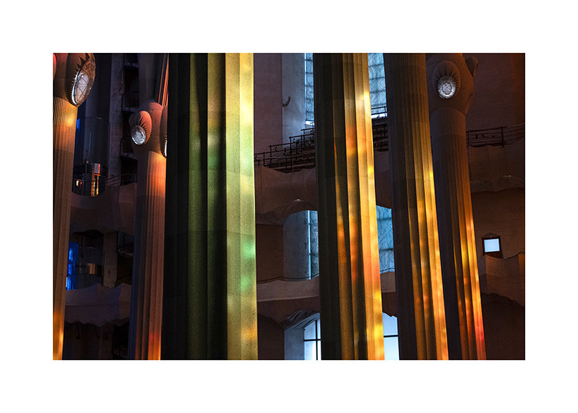 Fotografía interior de columnas iluminadas en color