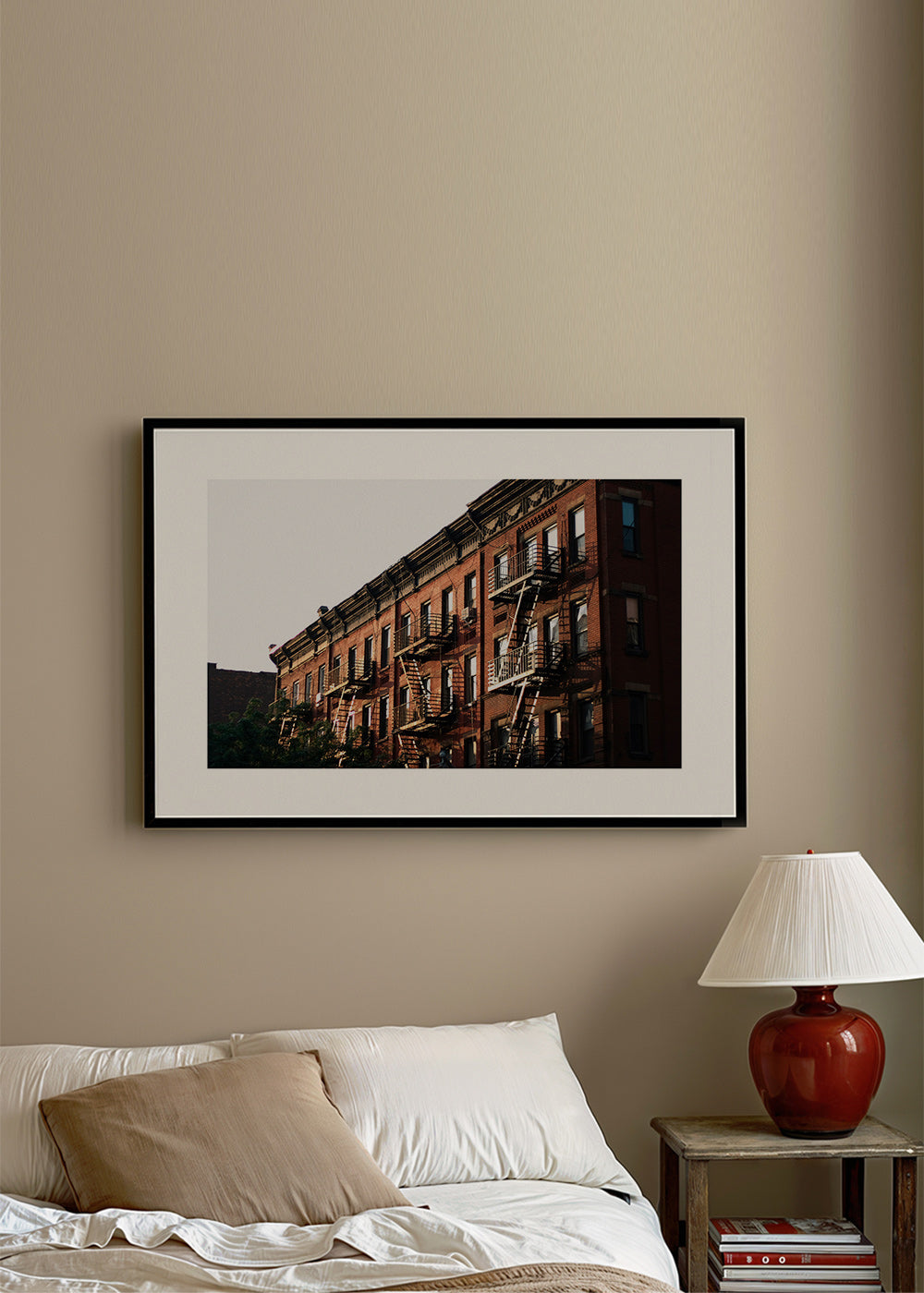 Cuadro de ciudades: fachada brownstone con escaleras de emergencia – Product3