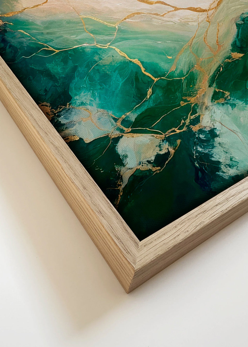 Cuadro abstracto en verde y dorado con vetas minerales – Canvas detail