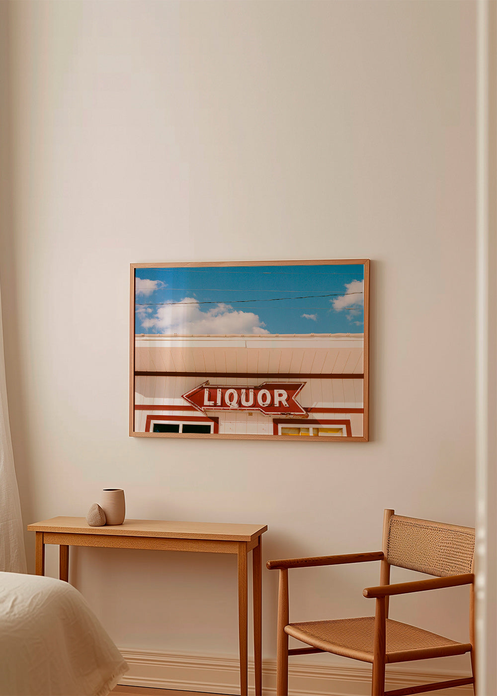 Cuadro vintage con rótulo 'LIQUOR' y cielo azul – Product1