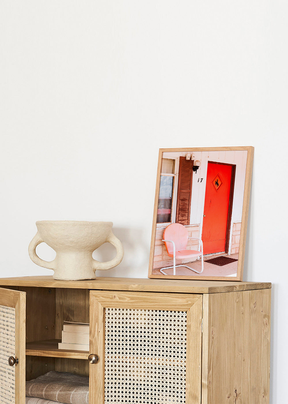 Fotografía de motel con puerta roja y silla retro – Product3