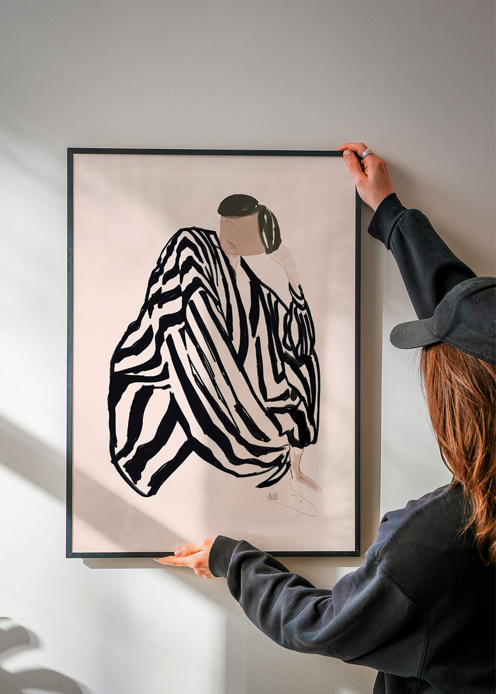 Ilustración figura femenina con rayas gráficas – Product3