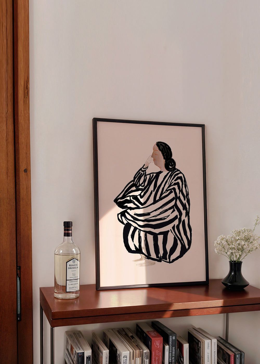 Ilustración de figura femenina con rayas expresivas – Product2