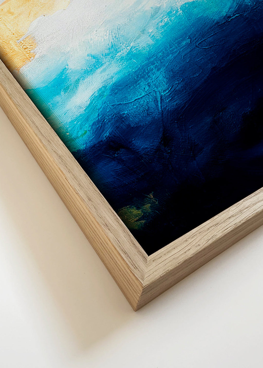 Cuadro abstracto con mar en azul y toques dorados – Canvas detail