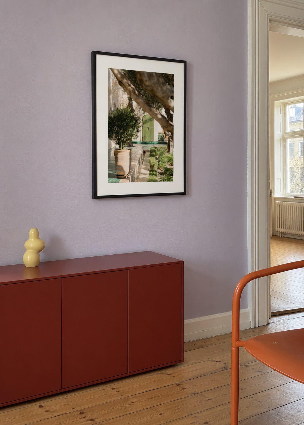 Le Jardin Secret - Framed poster in an interior