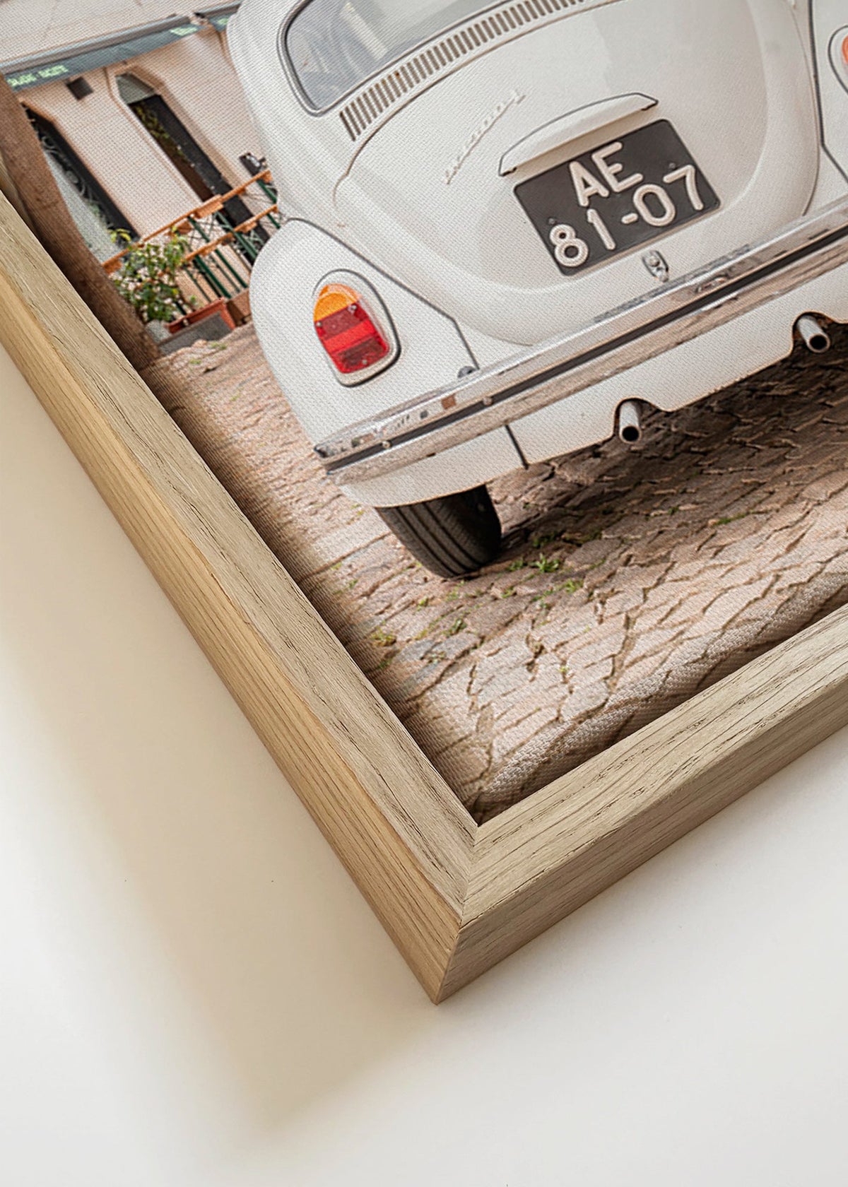 Cuadro de ciudades con coche clásico en empedrado – Canvas detail