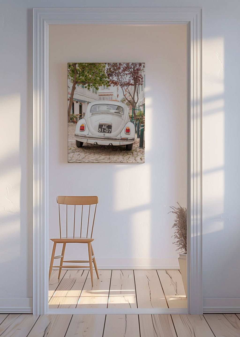 Cuadro de ciudades con coche clásico en empedrado – Canvas