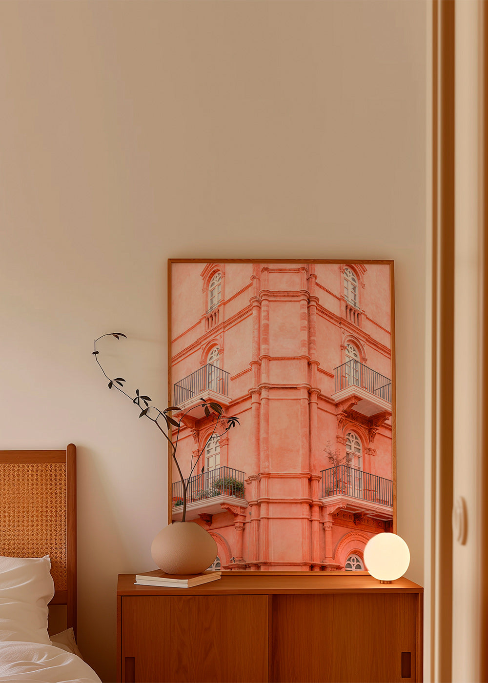 Cuadro de ciudades con fachada rosada y balcones – Product2