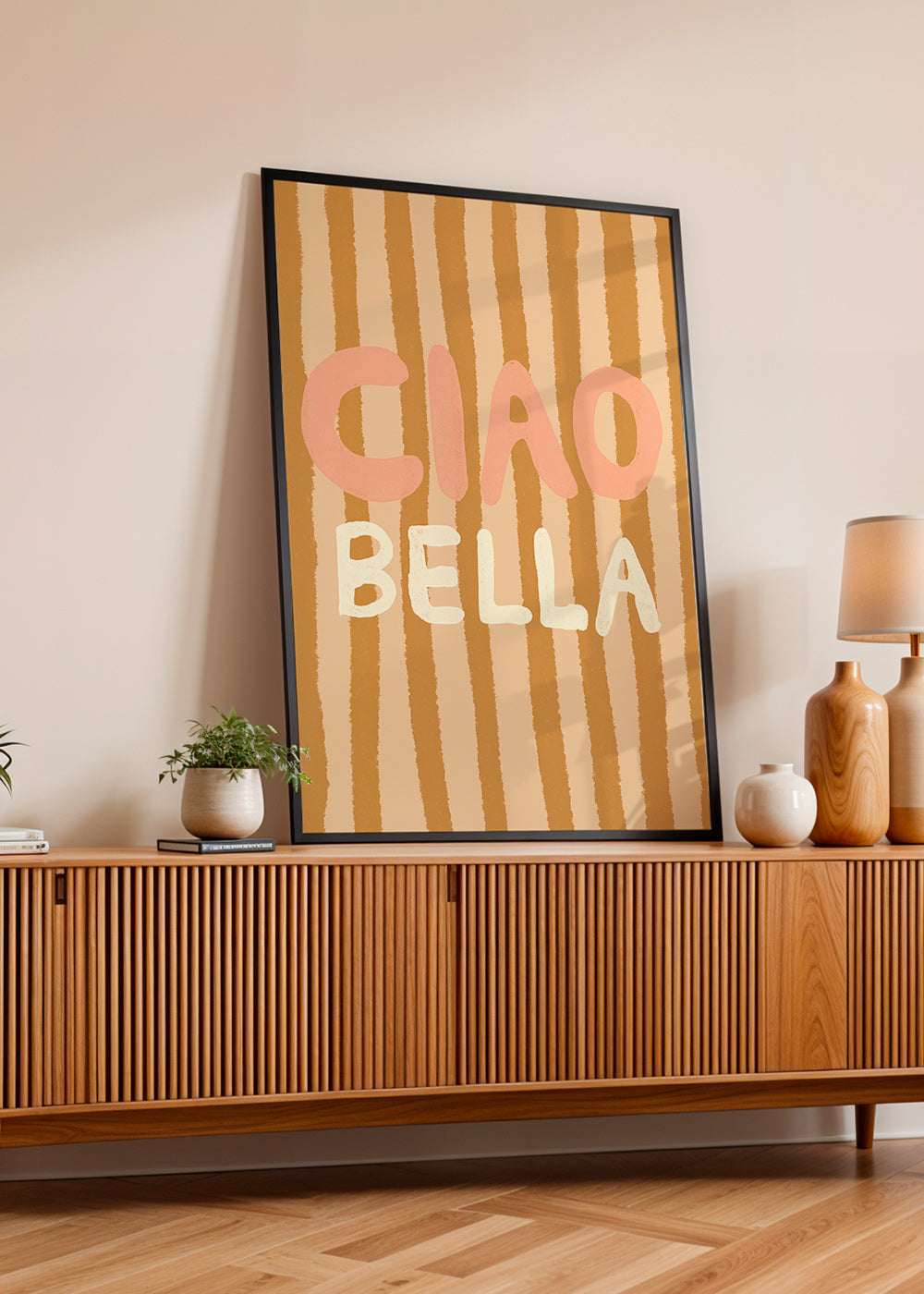 Ilustración Ciao Bella con tipografía y rayas tostadas – Product2