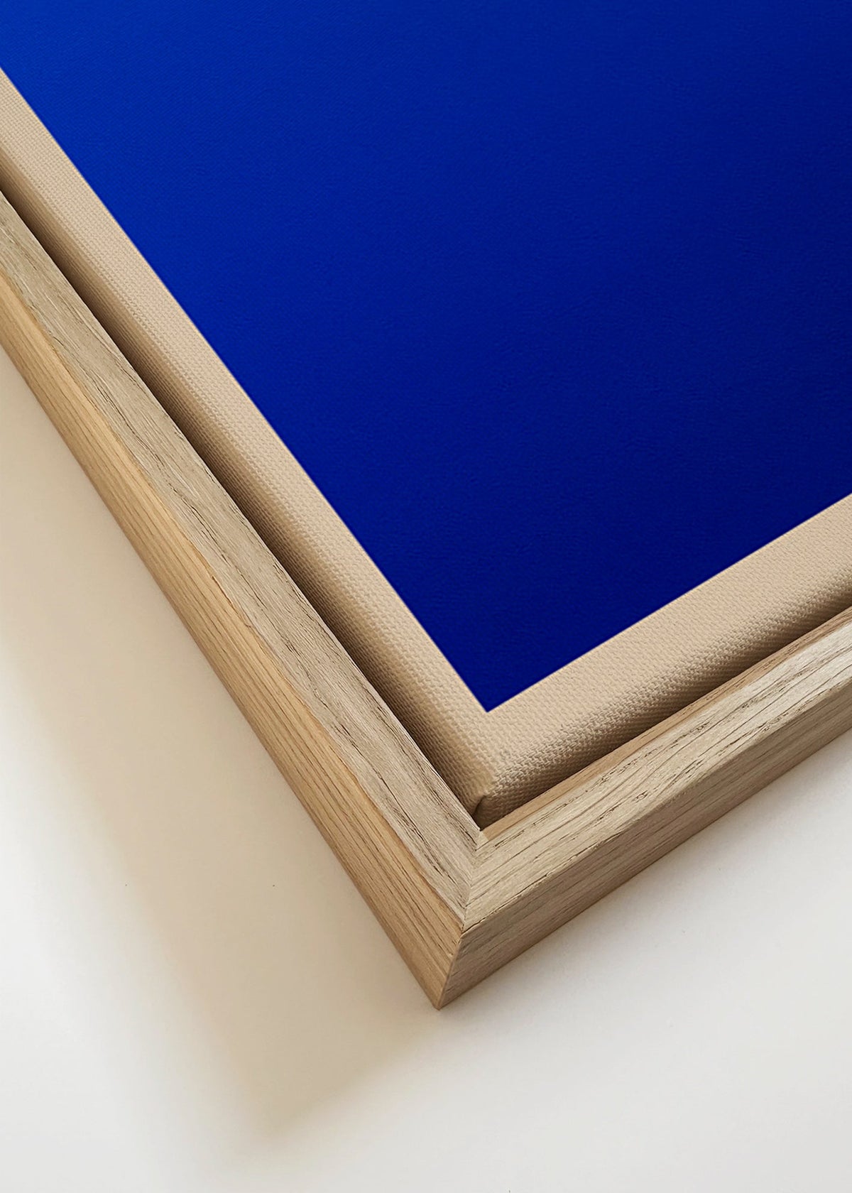 Cuadro abstracto con campo azul y borde beige – Canvas detail
