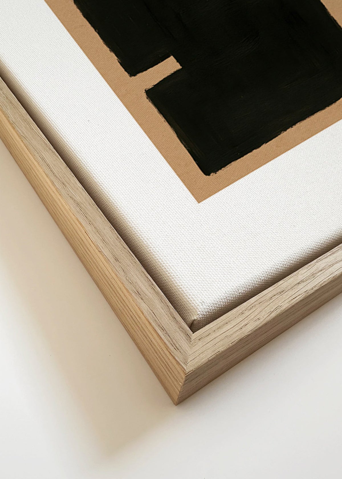 Cuadro abstracto con formas negras sobre papel kraft – Canvas detail