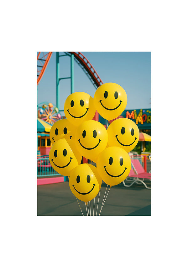 Fotografía de globos sonrientes en feria