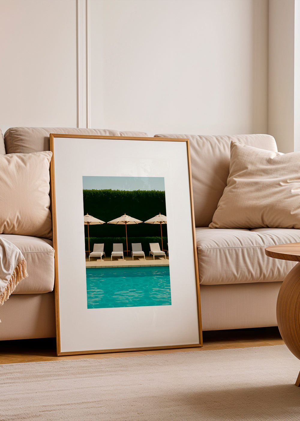 Fotografía de piscina con sombrillas y líneas limpias – Product2