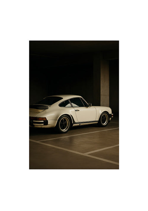 Fotografía de coche clásico en garaje nocturno