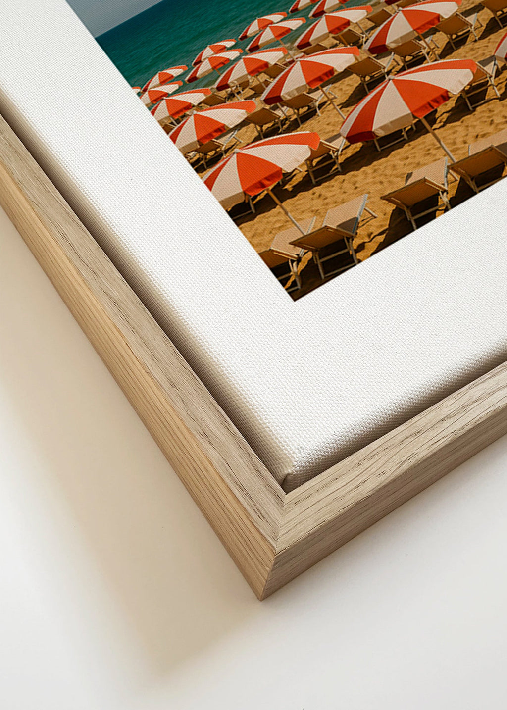 Cuadro de paisaje con sombrillas rojas en playa – Canvas detail