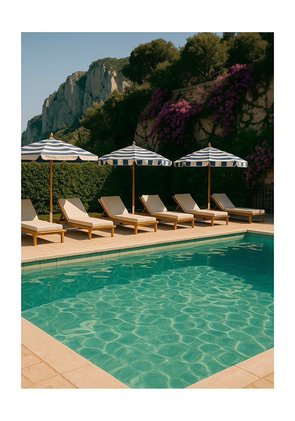 Fotografía de piscina con sombrillas y tumbonas