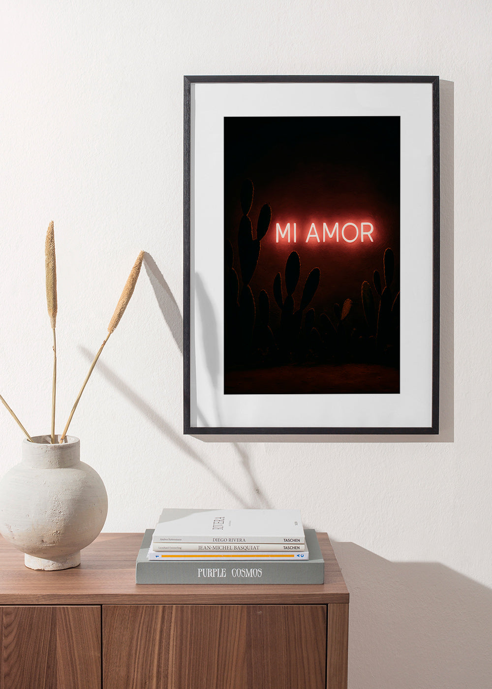 Fotografía artística: letrero neón "Mi Amor" sobre cactus – Product3