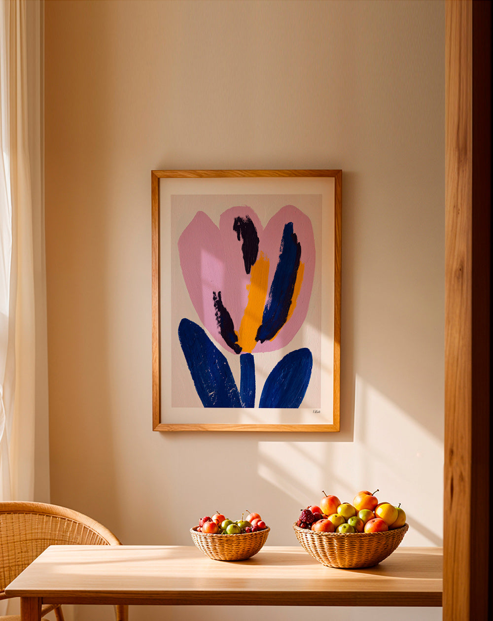 Lámina botánica con flor rosa y trazos azules – Product1