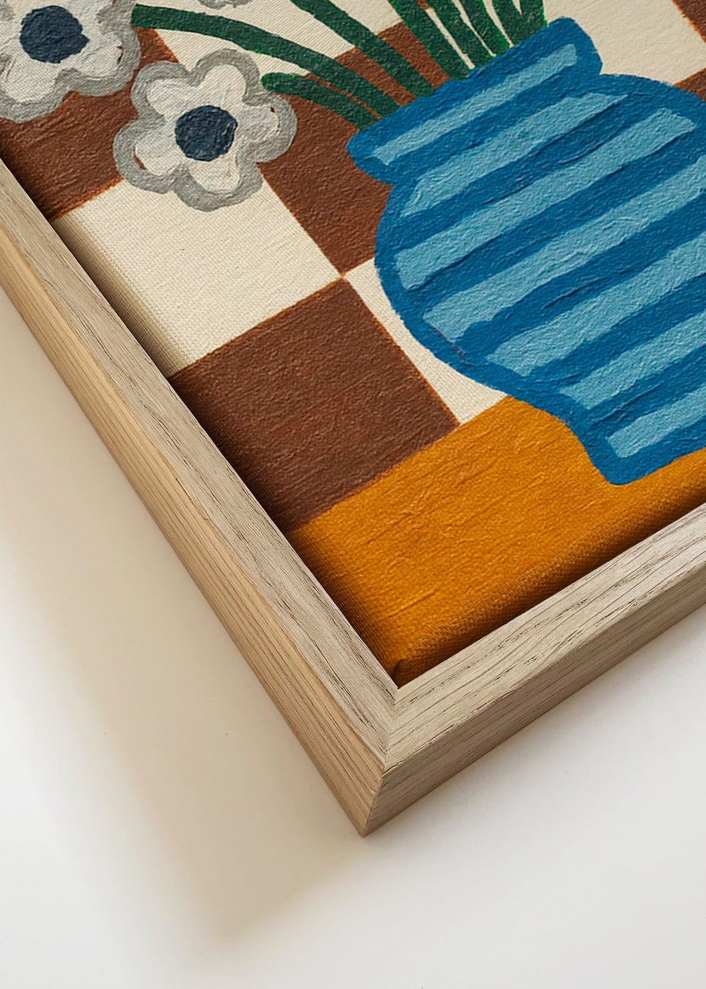 Lámina botánica: jarrón azul con flores y fondo ajedrezado – Canvas detail