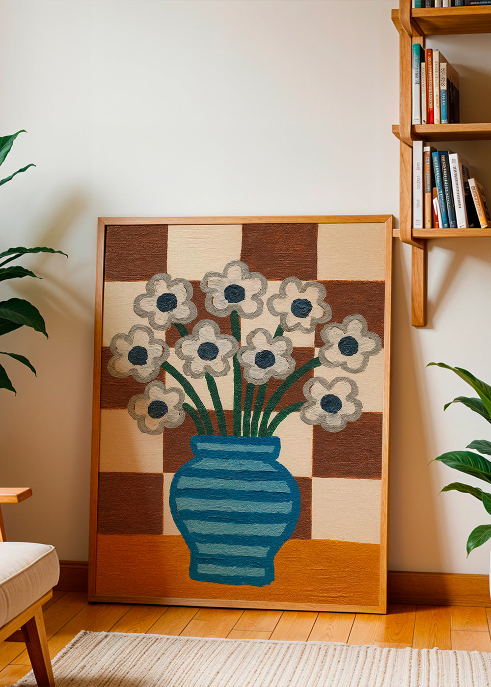 Lámina botánica: jarrón azul con flores y fondo ajedrezado – Product2