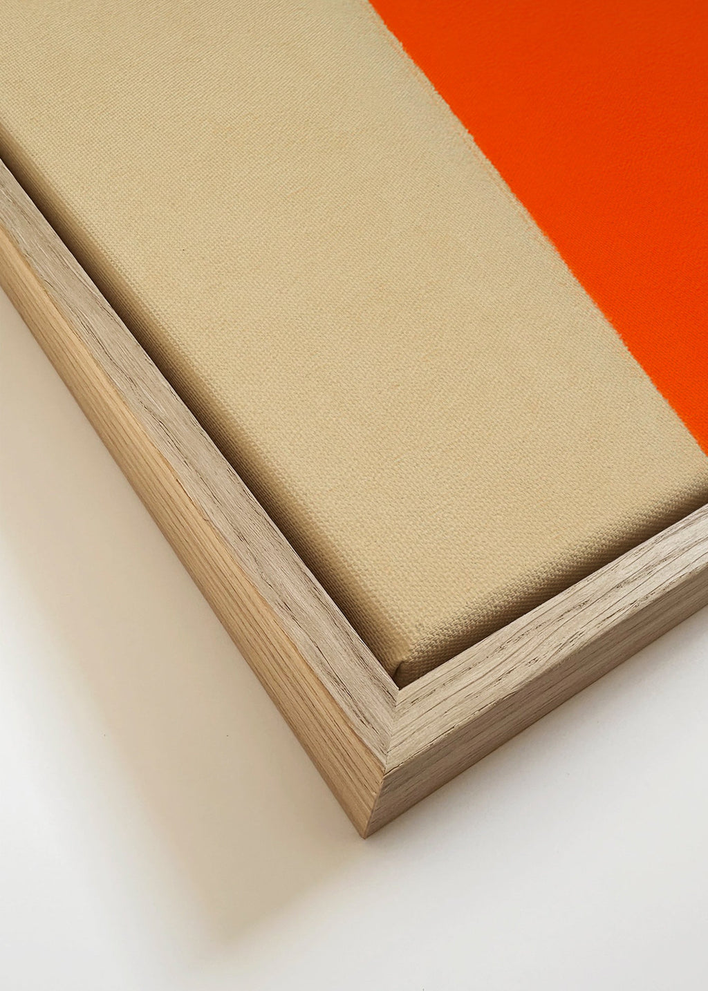 Cuadro minimalista con banda naranja vertical – Canvas detail