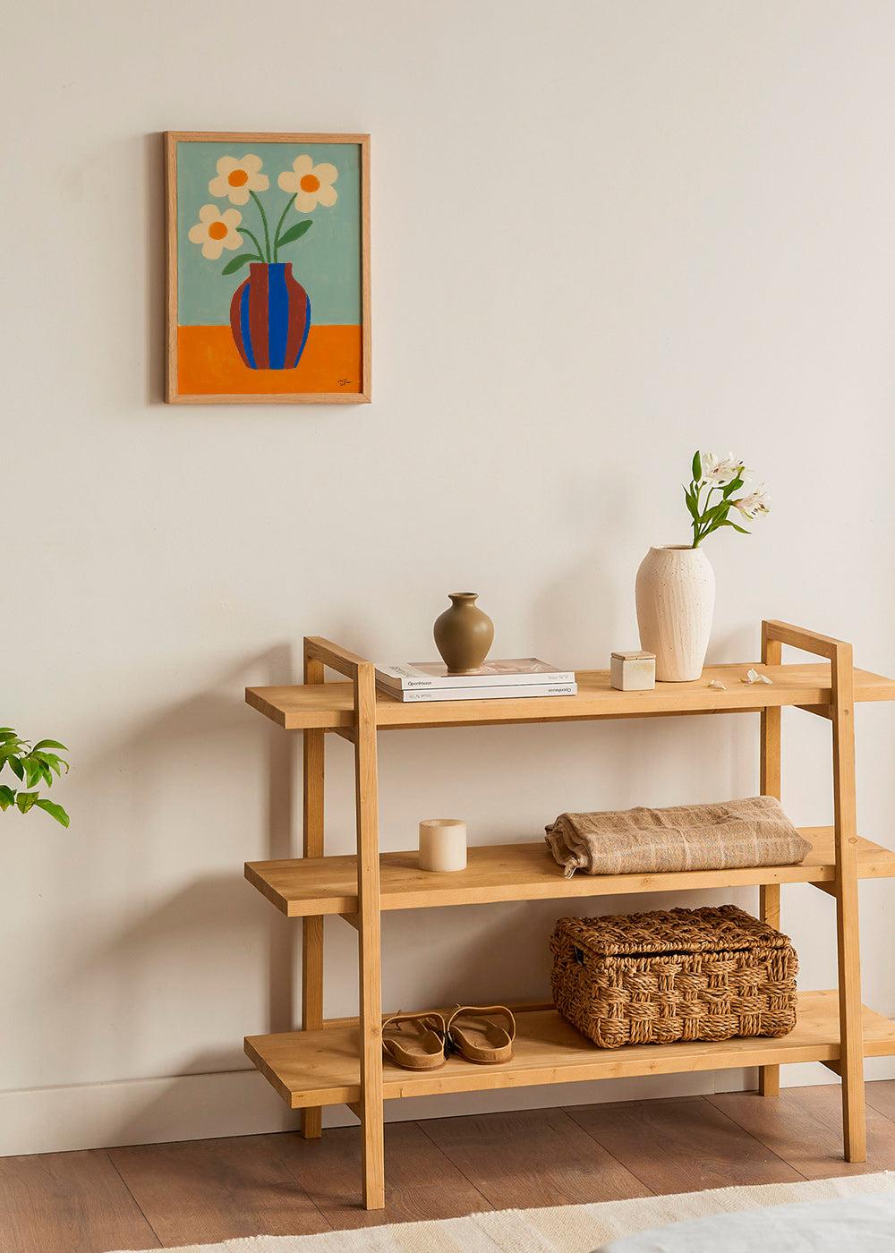 Lámina botánica con jarrón rayado y flores crema – Product3