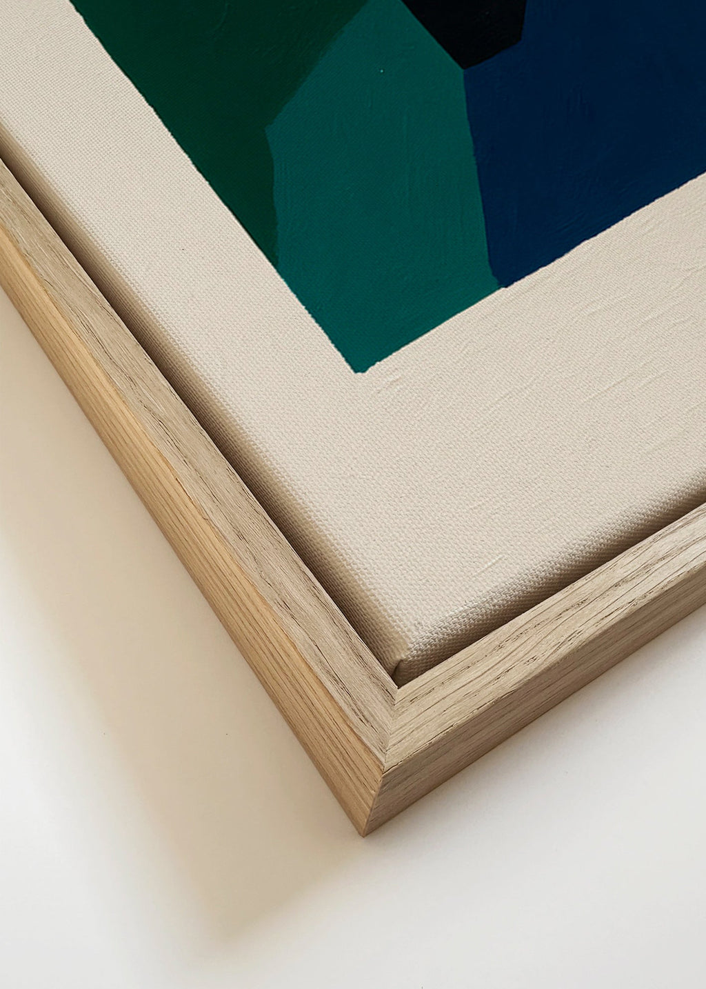 Cuadro abstracto con bloques verdes y azul marino – Canvas detail