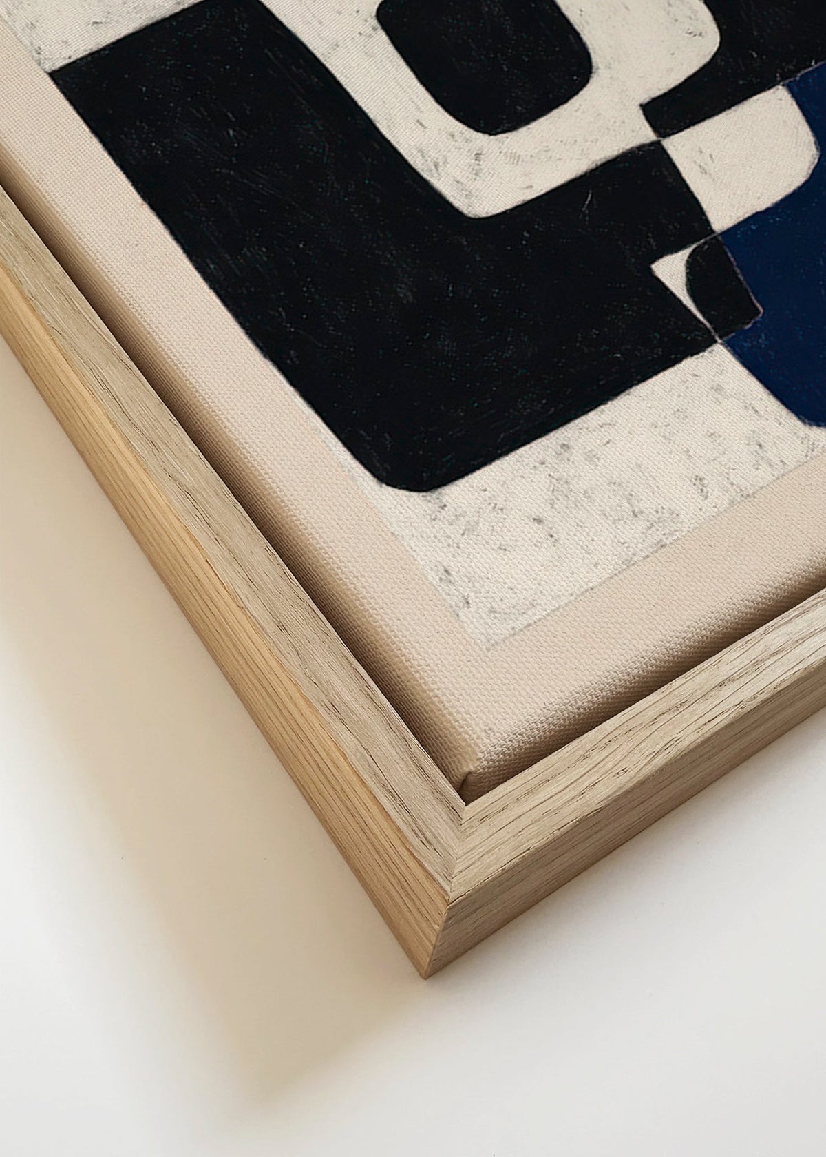 Cuadro abstracto con bloques negros y acento azul – Canvas detail
