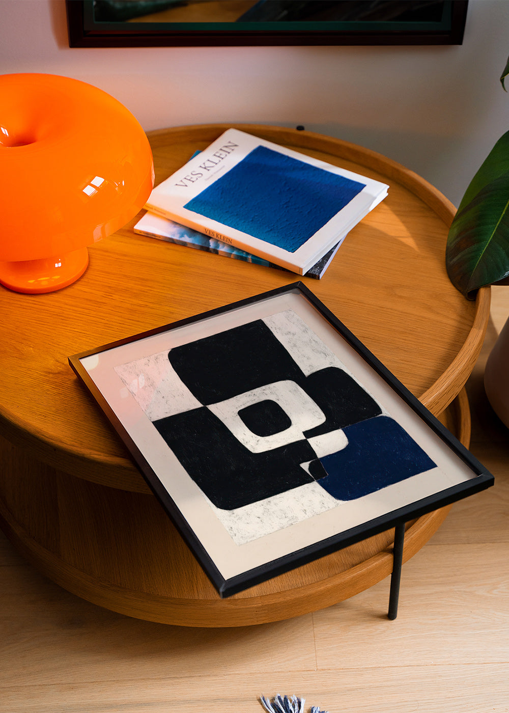 Cuadro abstracto con bloques negros y acento azul – Product3