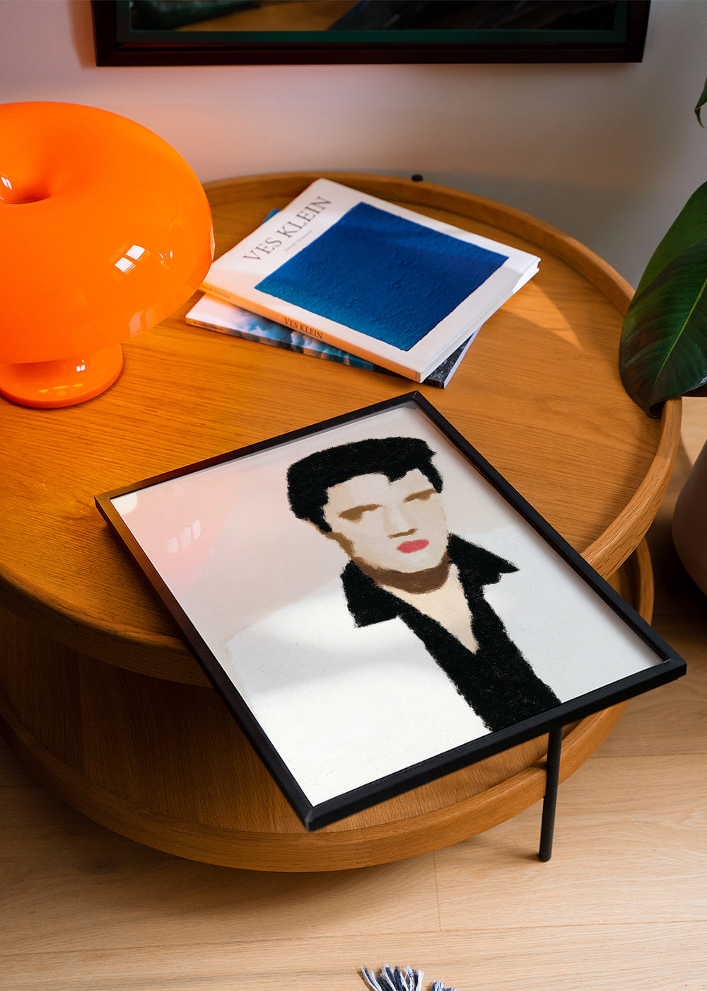 Ilustración retrato minimalista con gesto icónico – Product1