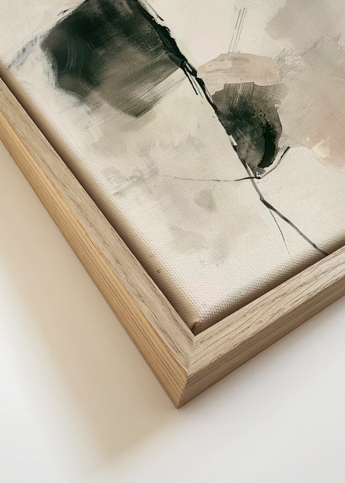 Cuadro abstracto de trazos neutros y manchas verticales – Canvas detail