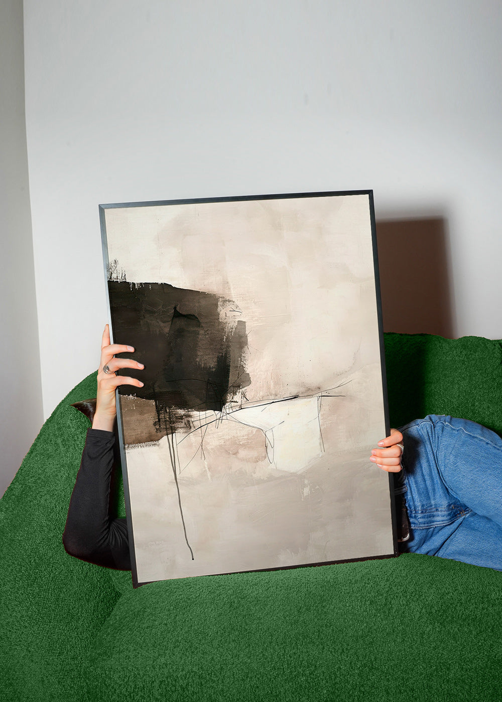 Cuadro abstracto con mancha negra y líneas sutiles – Product3