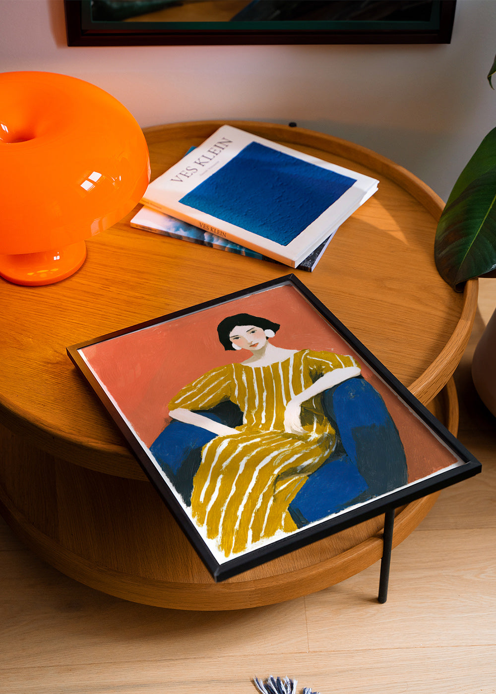 Ilustración: mujer con vestido dorado a rayas – Product2