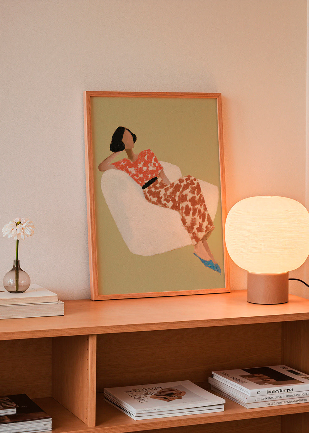 Ilustración reclinada en sillón blanco – Product3